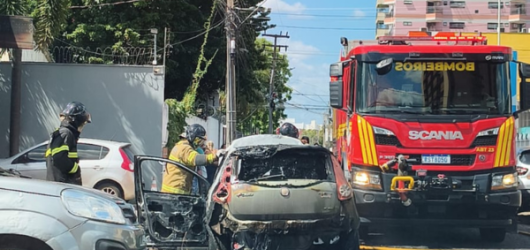 Carro pega fogo no Centro horas após outro incêndio em ponte de Teresina