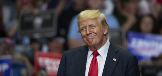Trump ameaça Brics com tarifas de 100% se bloco substituir o dólar como moeda oficial