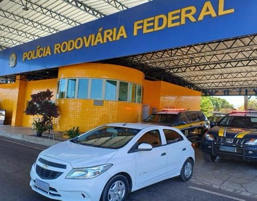 PRF recupera carro roubado e com sinais de adulteração em Floriano