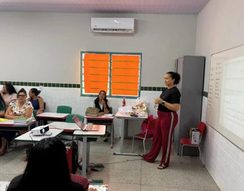 Professores de Esperantina participam de formação para novos programas