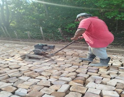 Obra de calçamento avança na localidade Jacaré da Vermelha, zona rural de Esperantina