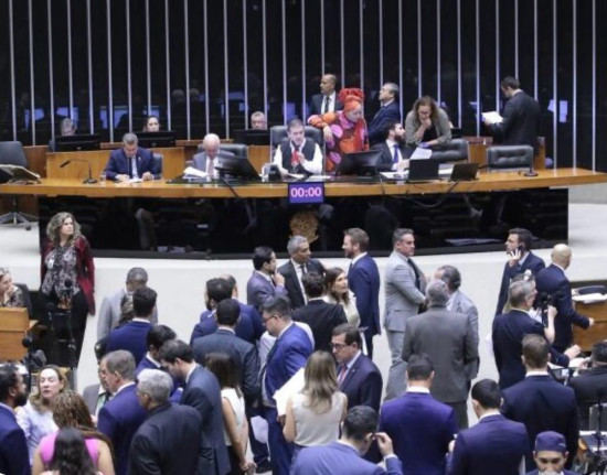Comissão aprova isenção de ir para quem ganha até R$ 5 mil em 2026