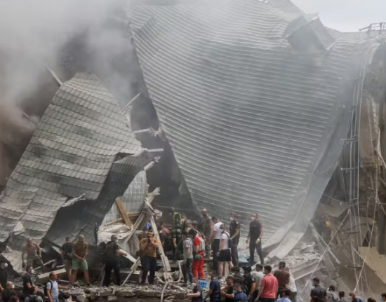 Bombardeio russo atinge hospital pediátrico em Kiev  e mata 28