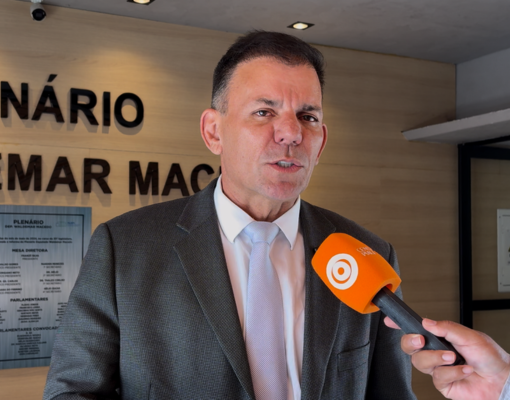 Deputado Carlos Augusto diz que ainda aguarda diálogo antes de definir apoio ao Senado