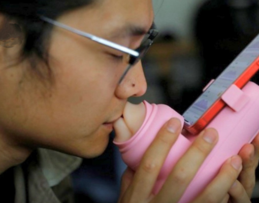 Startup chinesa cria dispositivo de beijo para relacionamentos à distância
