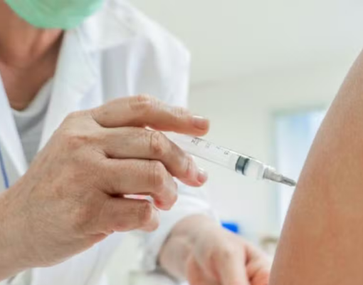 Vacina contra dengue tem aplicação suspensa após casos sob investigação