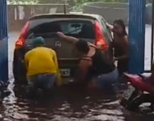Tempestade em Teresina causa alagamento em escola municipal
