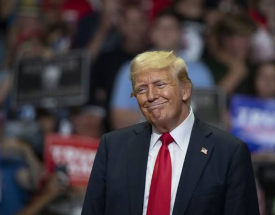 Trump ameaça Brics com tarifas de 100% se bloco substituir o dólar como moeda oficial