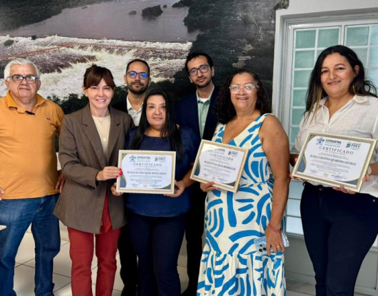 Prefeita Ivanária entrega aposentadorias a servidores em Esperantina