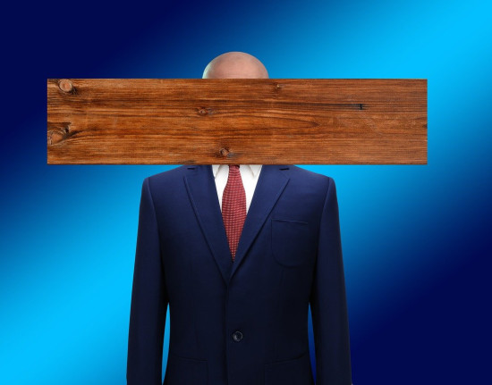 Empresas de fachada, escândalos de verdade – louvemos a quem não tem a cara de pau