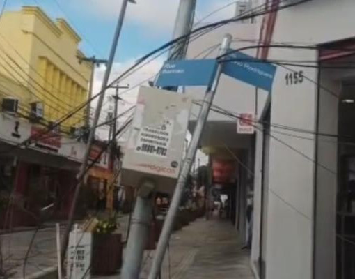 Caminhão derruba fios e deixa Centro de Teresina sem energia