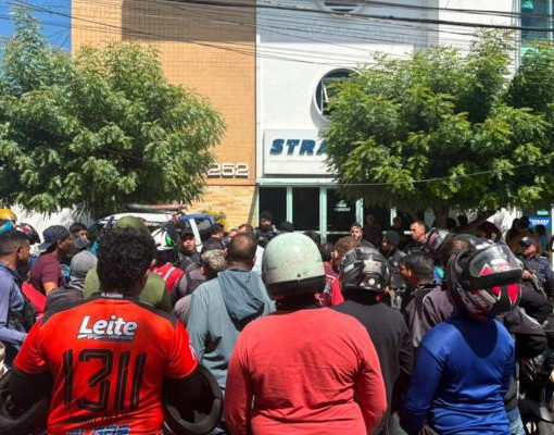 Motoboys protestam contra multas e fazem buzinaço em frente à Strans em Teresina