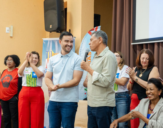 Vinícius Dias participa de debate sobre assistência social e assina carta de compromisso