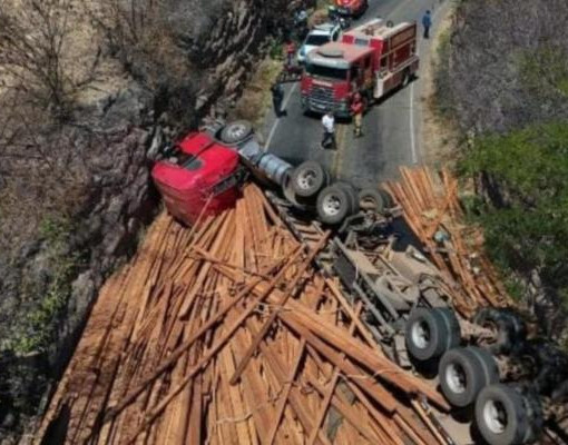 Carreta carregada de madeira tomba e bloqueia rodovia no Sul do Piauí