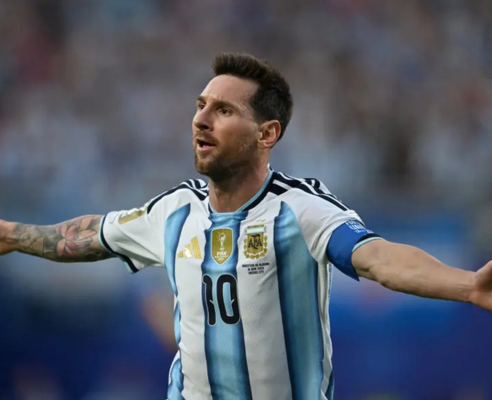 Após perder pênalti, Messi marca 17º gol em Copas e se torna o maior artilheiro da história