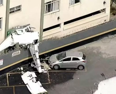 Avião atinge prédio em BH, mata piloto e copiloto e deixa feridos
