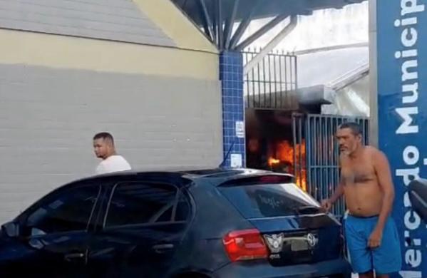 Mulher sofre queimaduras após incêndio em lanchonete no São Joaquim