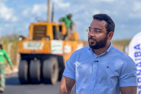 Prefeito Francisco Emanuel vistoria obra de asfalto aguardada há mais de 10 anos em Parnaíba