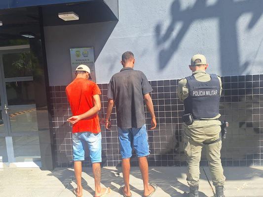 Suspeitos são presos pela PM em estrada vicinal com drogas em Avelino Lopes