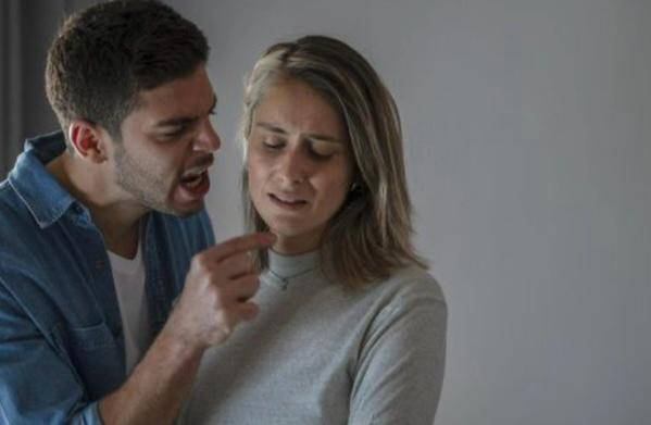 31% dos homens da Geração Z acreditam que a esposa deve ser submissa, diz estudo