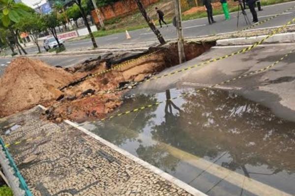 Após rachaduras e cratera avenida Jóquei Clube é interditado nos dois sentidos