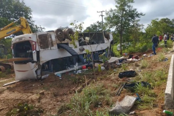 Ônibus tomba na BR-135 entre São Gonçalo e Corrente e sete pessoas morrem