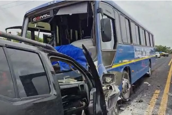 Motorista de caminhonete morre após ficar preso às ferragens em acidente na BR-316