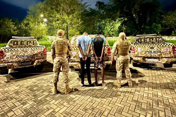 Dupla é presa por tráfico de drogas e porte ilegal de arma na Zona Leste de Teresina