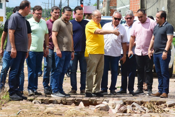 Sílvio Mendes visita locais impactados pelas chuvas em Teresina