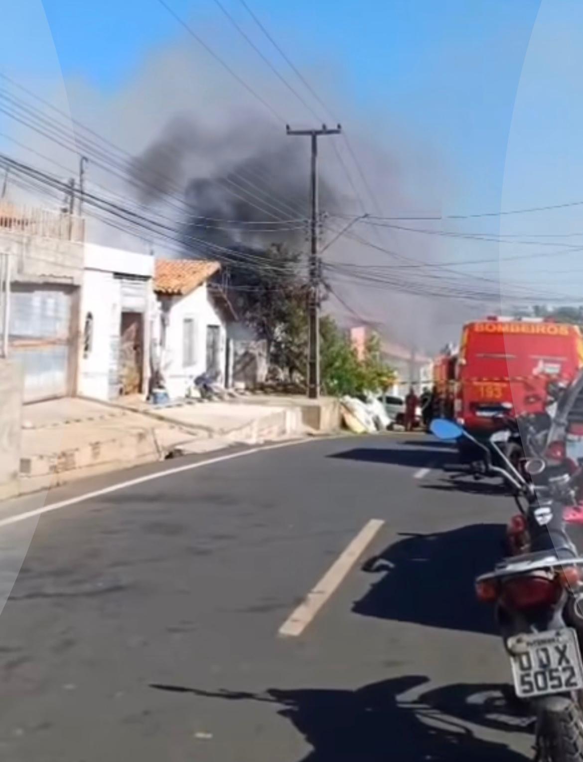 Fogo atinge casa com materiais inflamáveis bairro Monte Castelo, Zona Sul de Teresina