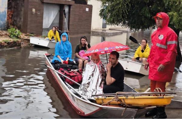 Chuvas alagam bairros de Parnaíba e Bombeiros resgatam 18 famílias