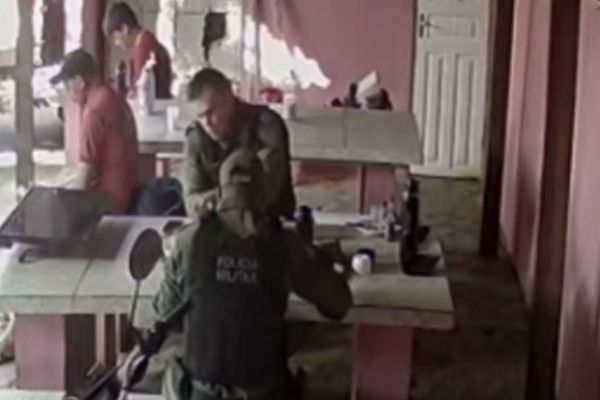 PMs presos por entrarem em motel durante o serviço são soltos pela Justiça