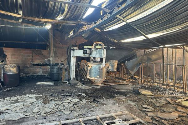 Incêndio atinge fábrica de móveis em Água Branca, no Piauí
