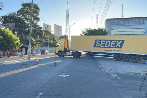 Carreta dos Correios quebra e interdita via na zona Sul de Teresina
