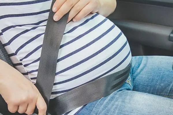 Gravidez e pós-parto exigem cuidados especiais ao dirigir, alerta especialista da Abramet