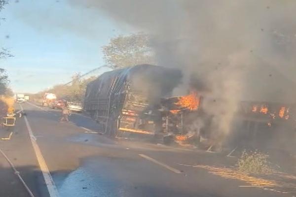 Carreta com carga inflamável pega fogo após tombar na BR-230 em Oeiras