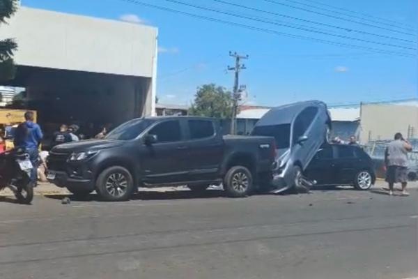 Acidente com quatro veículos deixa moto destruída e dois feridos em Teresina
