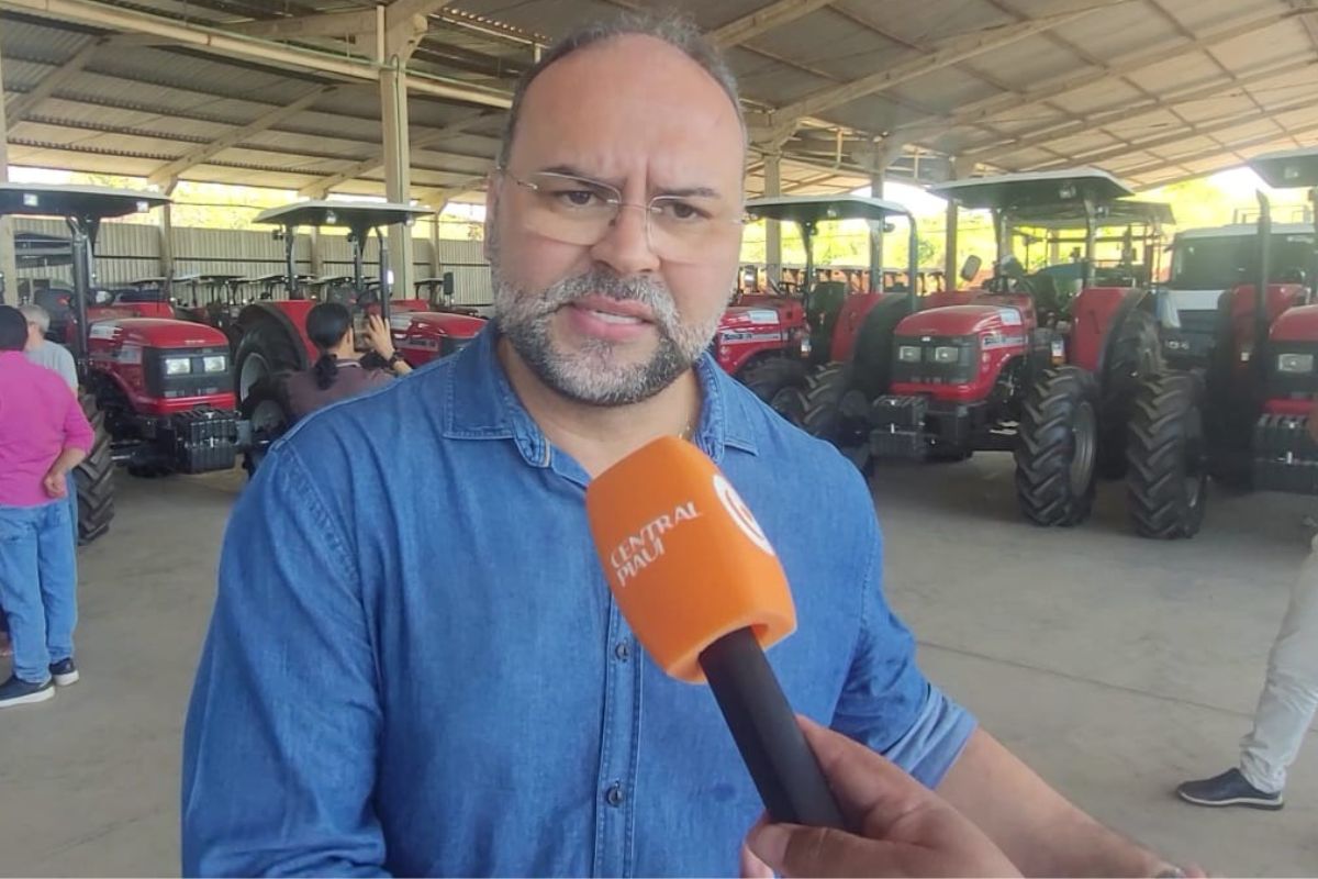 Vice-prefeito de Floriano, Joab da Curvina, comemora entrega de novos equipamentos