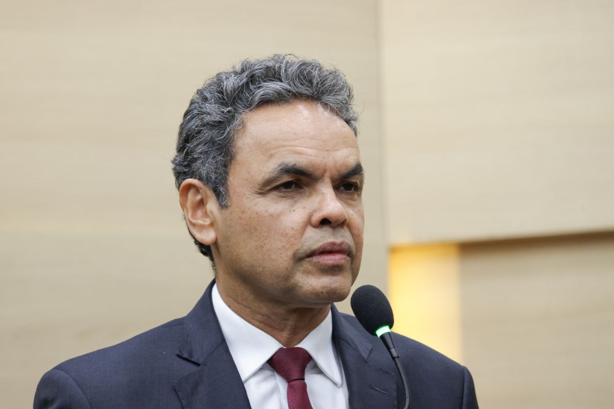 Deputado Gil Carlos critica influência do dinheiro nas eleições