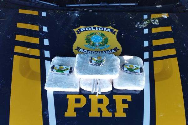 Jovem de 20 anos é presa com cocaína e haxixe em ônibus na BR-316, no Piauí