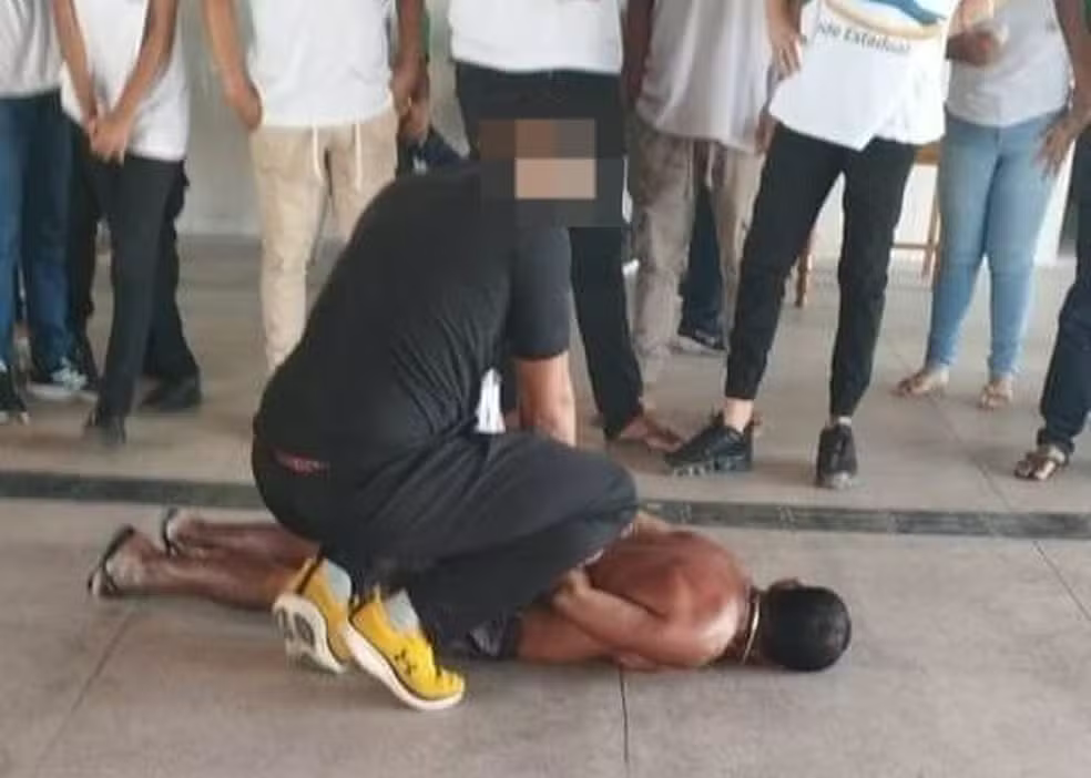 Homem é preso após invadir escola com faca e ameaçar alunos em Cajueiro da Praia