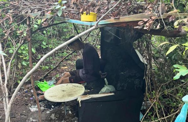 Suspeito é preso com dezenas de porções de drogas em área de mata