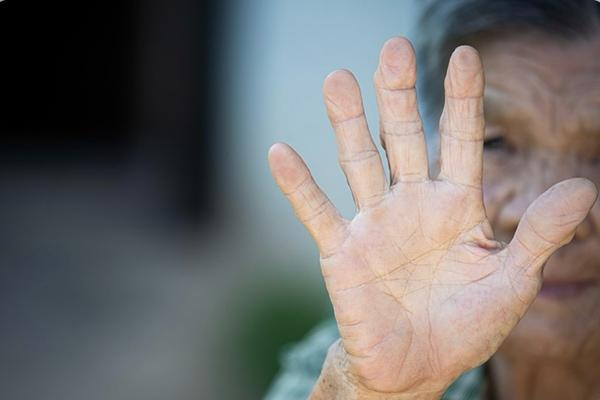 Lei aumenta pena para abandono e maus-tratos contra idosos e pessoas com deficiência