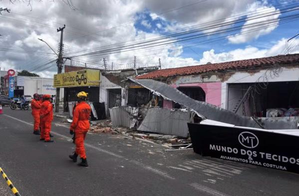 Idoso é atingido após estrutura de prédio desmoronar na Zona Sudeste de Teresina