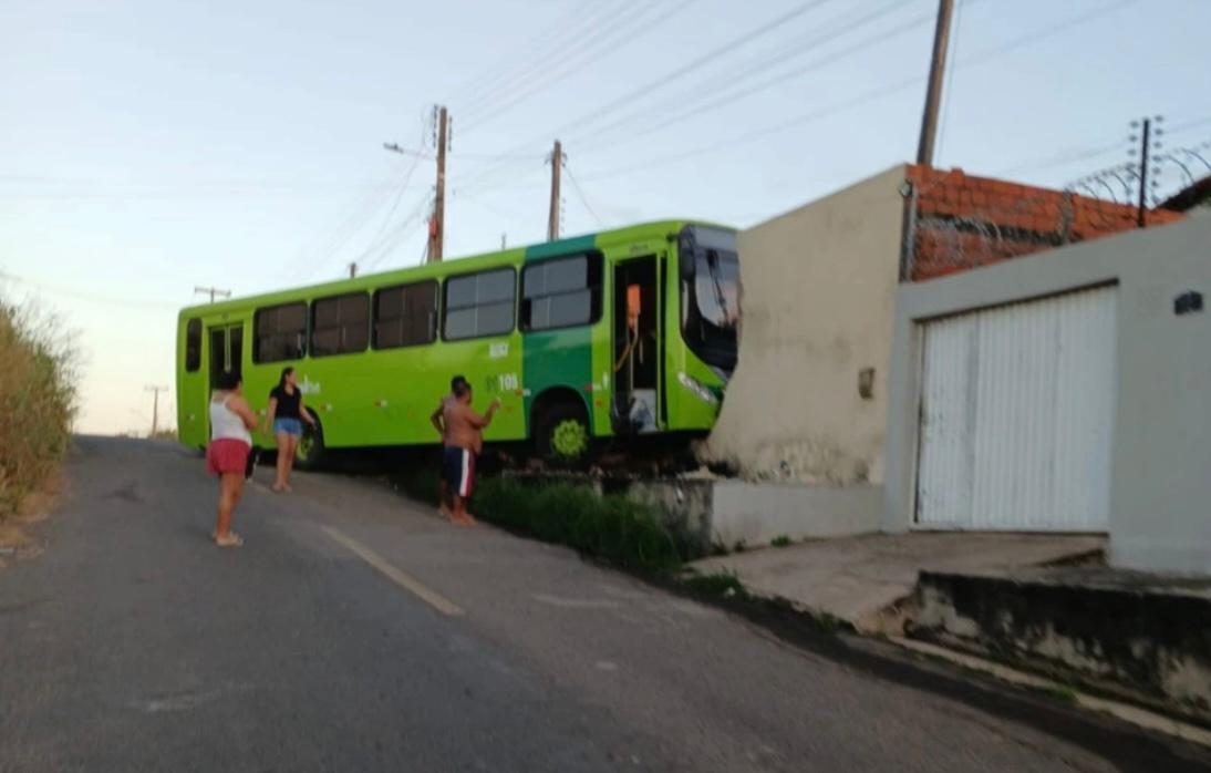 Ônibus invade residência, após motorista perdeu o controle do veículo na zona norte de Teresina