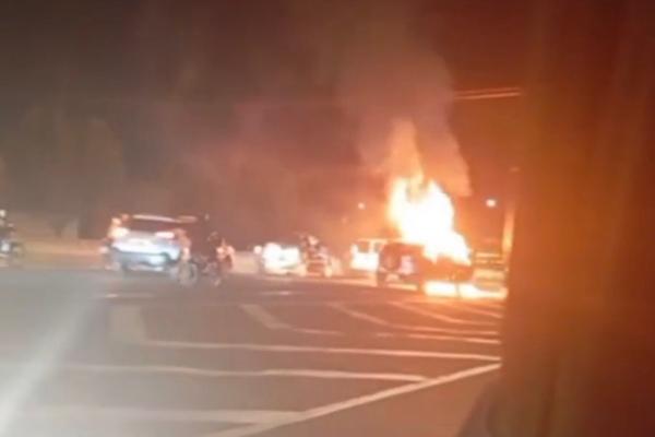 Carro pega fogo na BR-316 em Teresina; motorista sai ileso