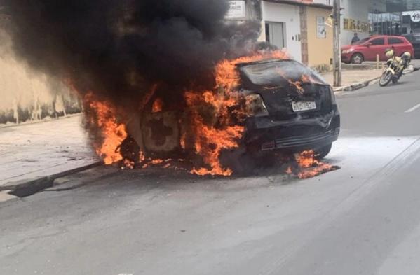 Veículo é destruído por fogo em avenida no Lourival Parente