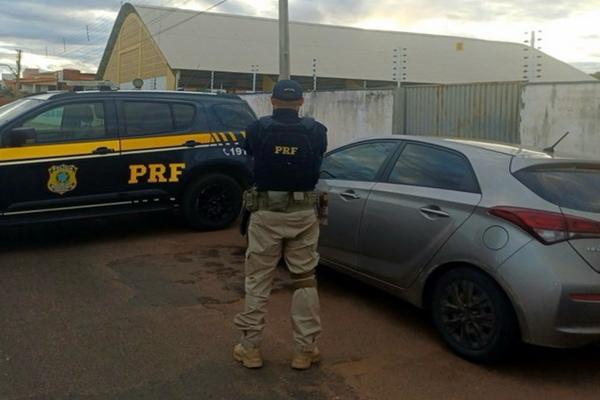 Carro com registro de roubo e fraude em documento são identificados pela PRF