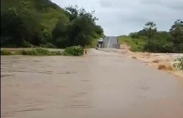 Trecho da rodovia entre Campinas e Floresta do Piauí fica totalmente alagado