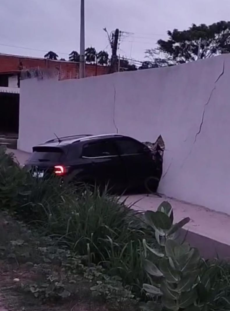 Veículo em alta velocidade perde o controle e invade muro na Av. Presidente Kennedy